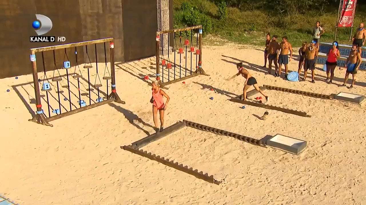 image for An MMA fighter appearing on Survivor Romania loses a competition and then she breaks her teammate's nose : iamatotalpieceofshit