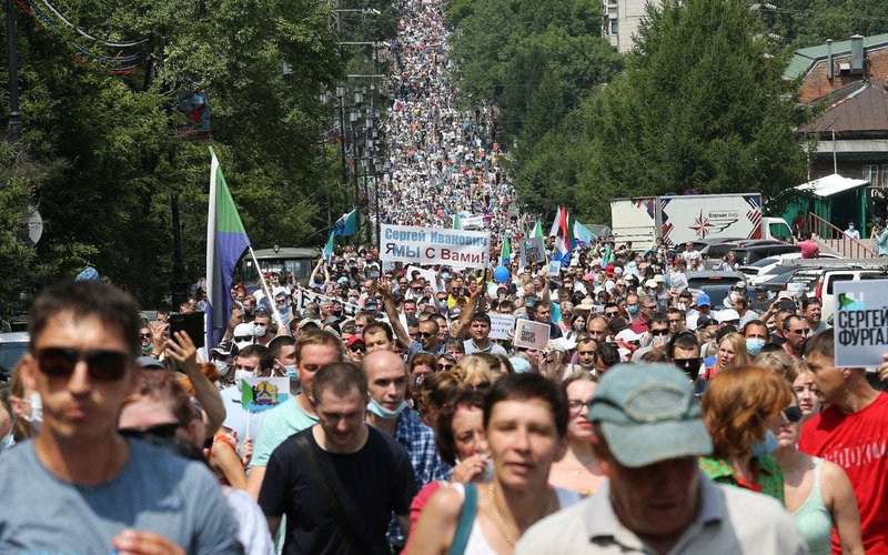 image for Thousands rally in Russia for 8th straight day of anti-Putin protests