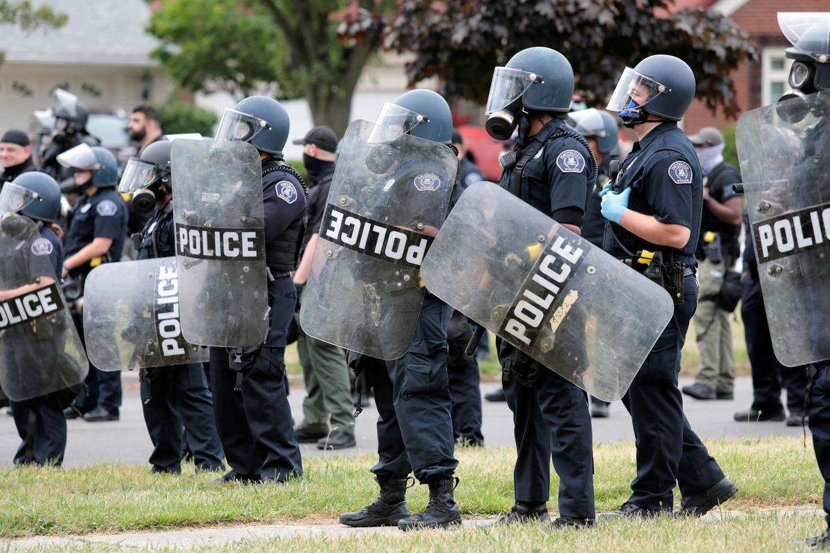 image for Judge temporarily bans Detroit police from chokeholds, rubber bullets against protesters
