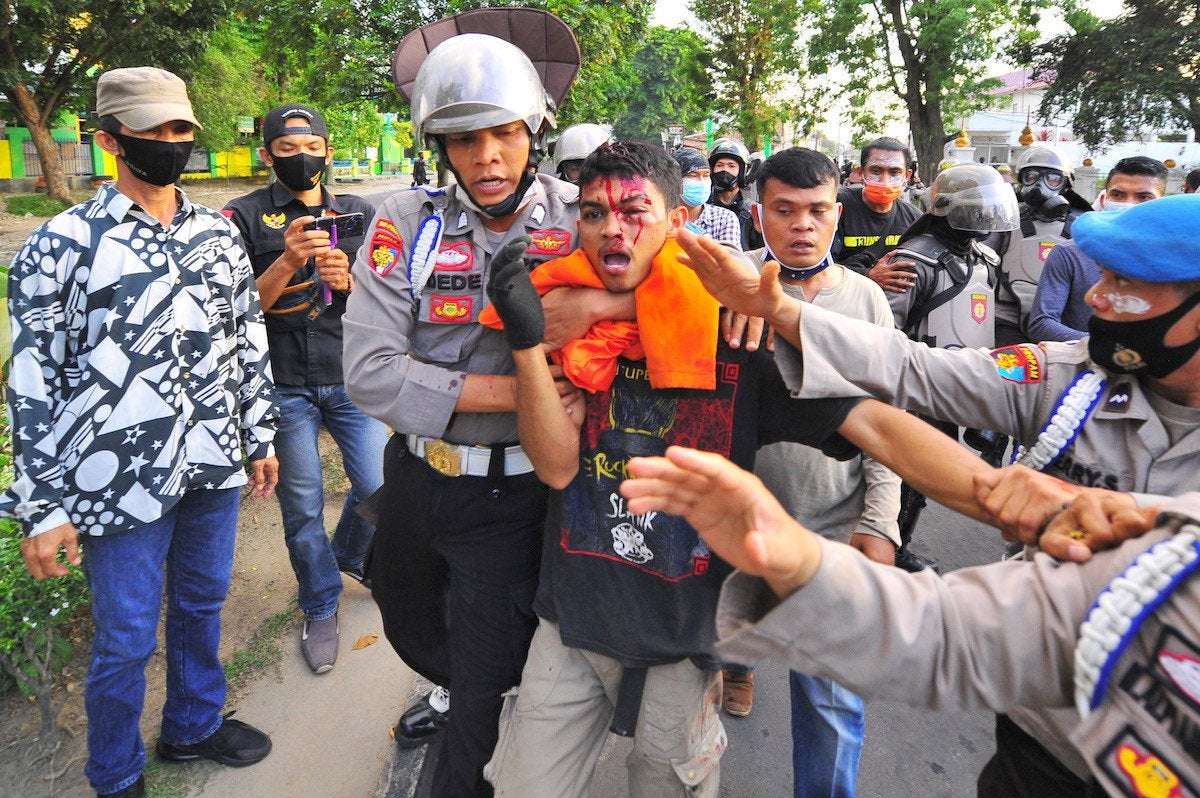 image for Police mistakenly beat undercover cop during Jambi jobs law protest
