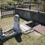 image for In 1871, this 10 year old girl’s grave was built with easy access stairs so that her mother could comfort her during storms.