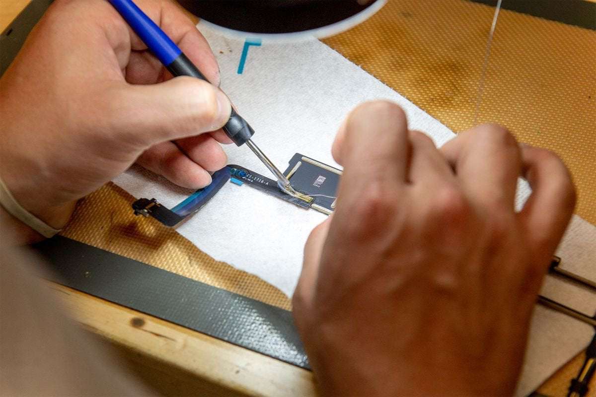image for Microsoft and Apple Wage War on Gadget Right-to-Repair Laws