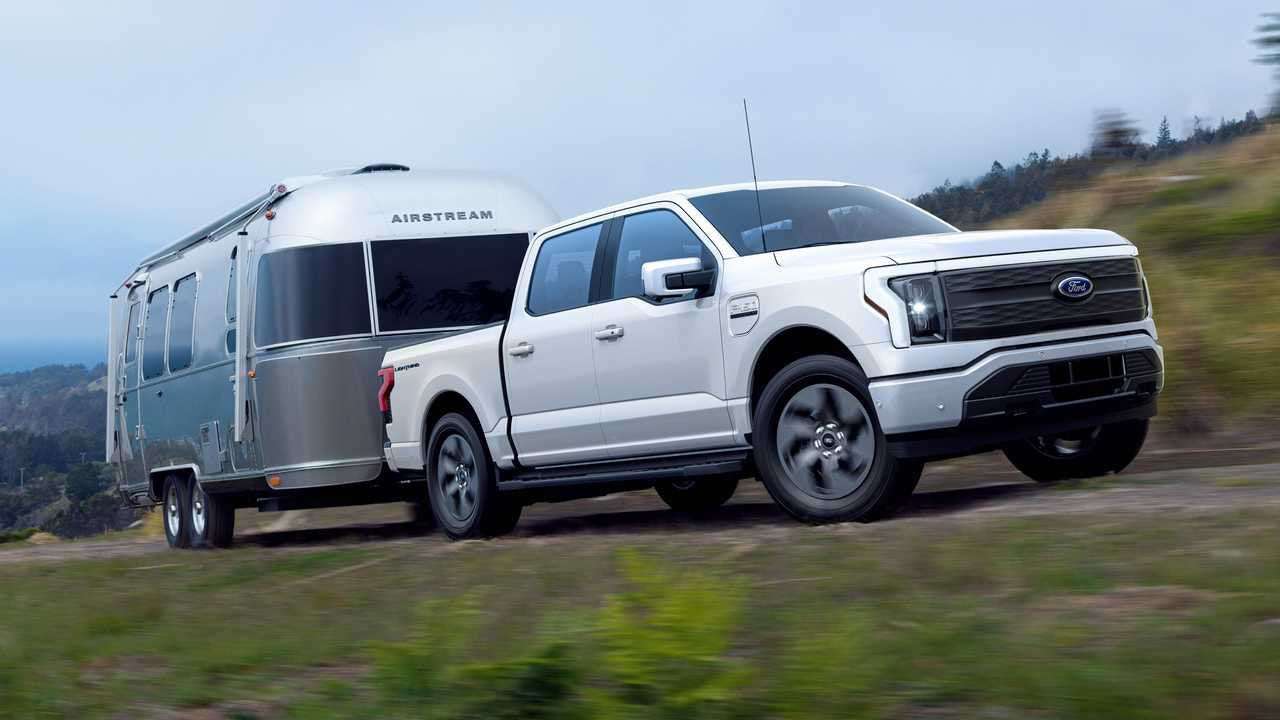 image for Ford Reveals 300-Mile Range Of F-150 Lightning Is Actually With 1,000lbs Of Cargo