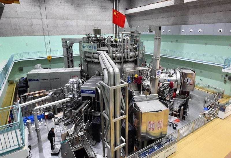 image showing China's artificial sun sets the world record after running at 120 million °C for 100 seconds. This temperature is 10 times hotter than the sun.