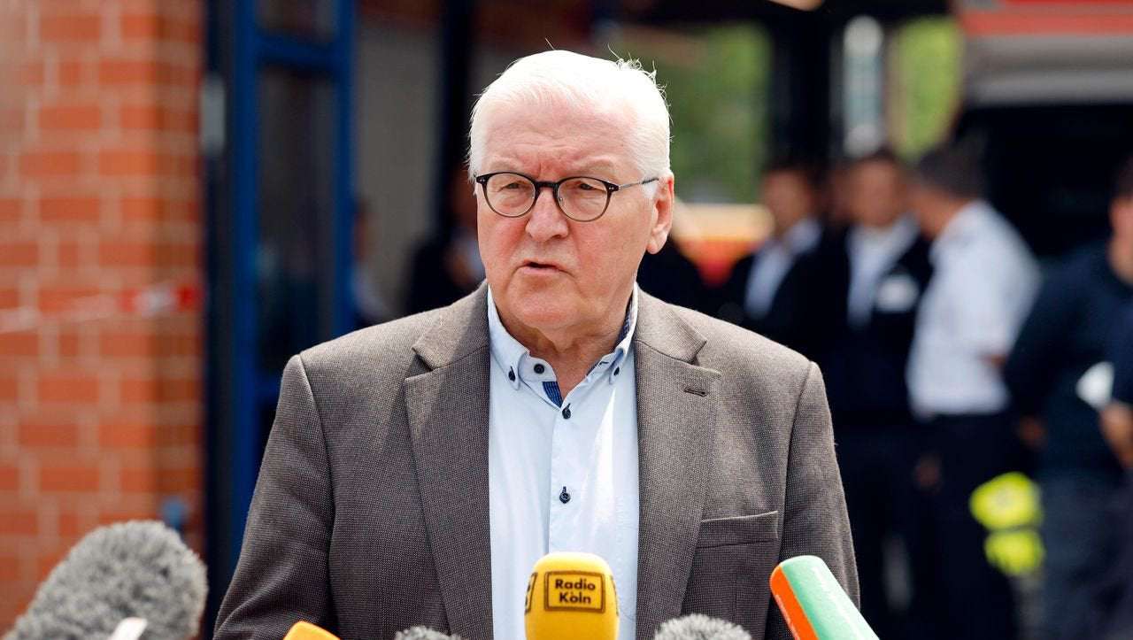 image for Armin Laschet lacht im Hintergrund, als Frank-Walter Steinmeier den Opfern sein Beileid ausspricht