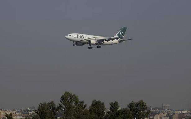 image for Pakistan bans domestic air travel for unvaccinated people