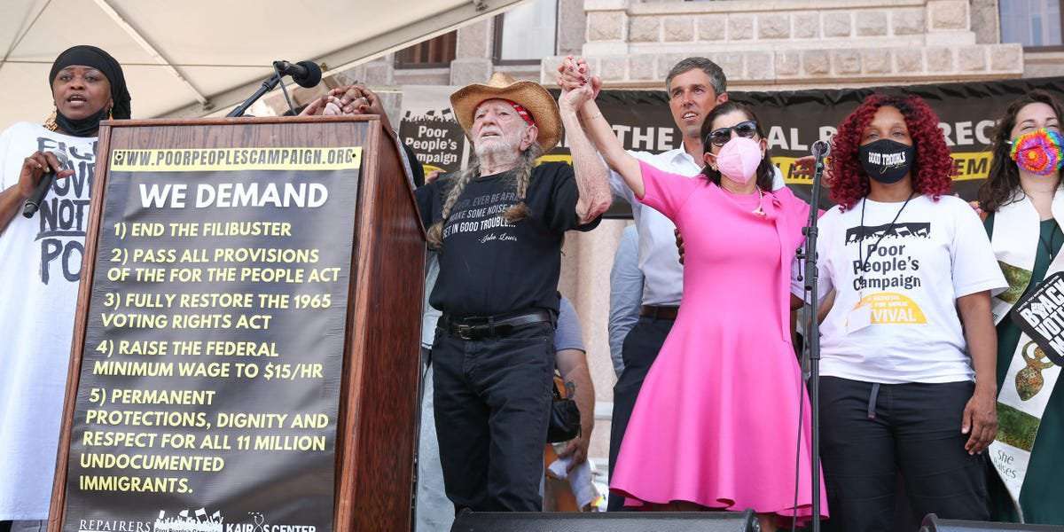 image for Willie Nelson condemns the Texas voting bill as 'un-American' and headlines at the end of a four-day protest