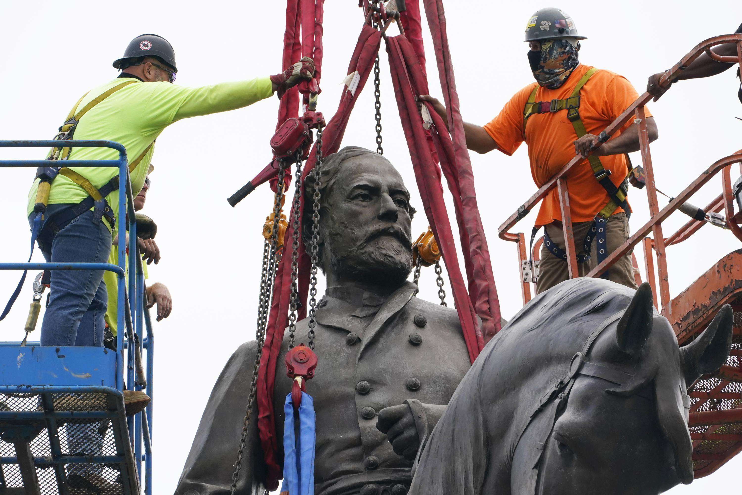 image for Gen. Lee statue comes down in former Confederate capital