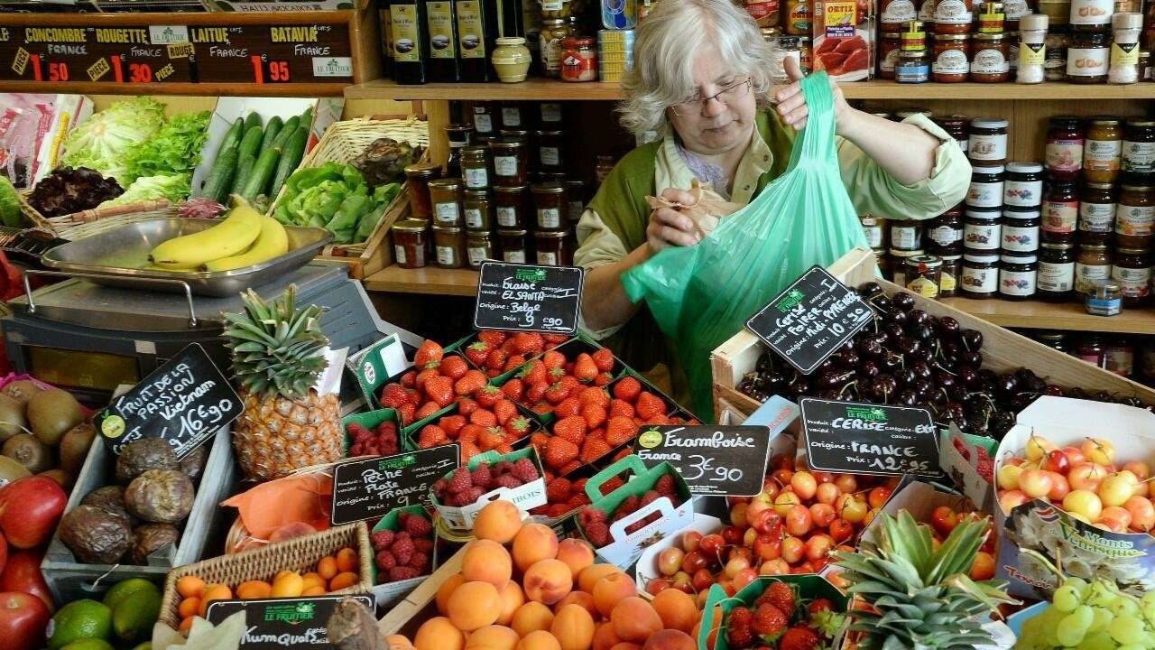 image for France to ban plastic packaging for most fruit and vegetables from January 2022
