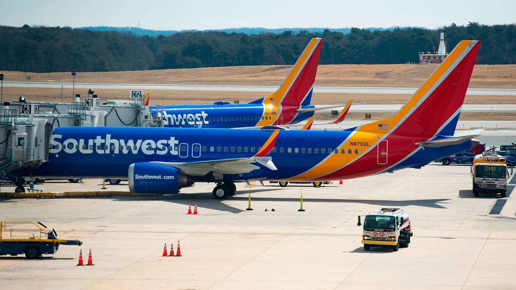 image for Southwest, American Airlines Rebuff Texas Gov, Will Comply With Biden Vaccine Mandates