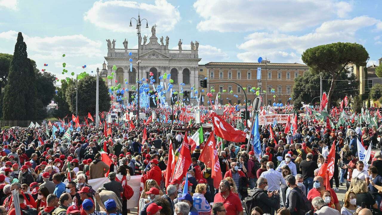 image for Giant Rome rally urges ban on extreme right