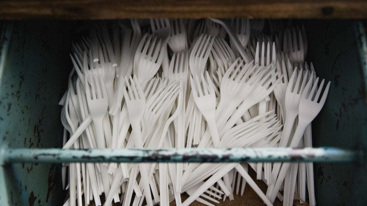 image for England plans ban on single-use plastic plates, cutlery