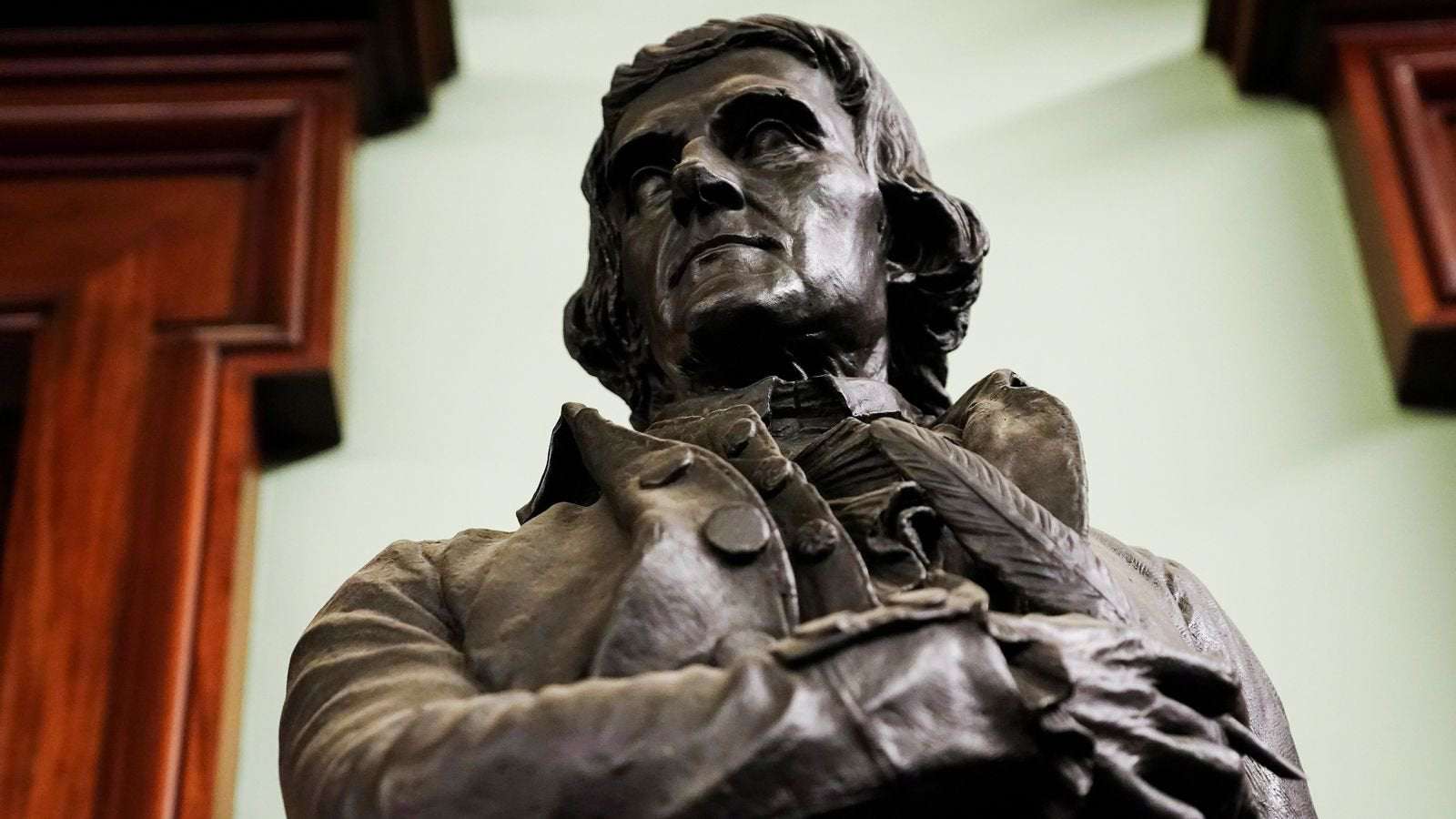 image for Statue of US President Thomas Jefferson removed from New York City Hall over slavery links