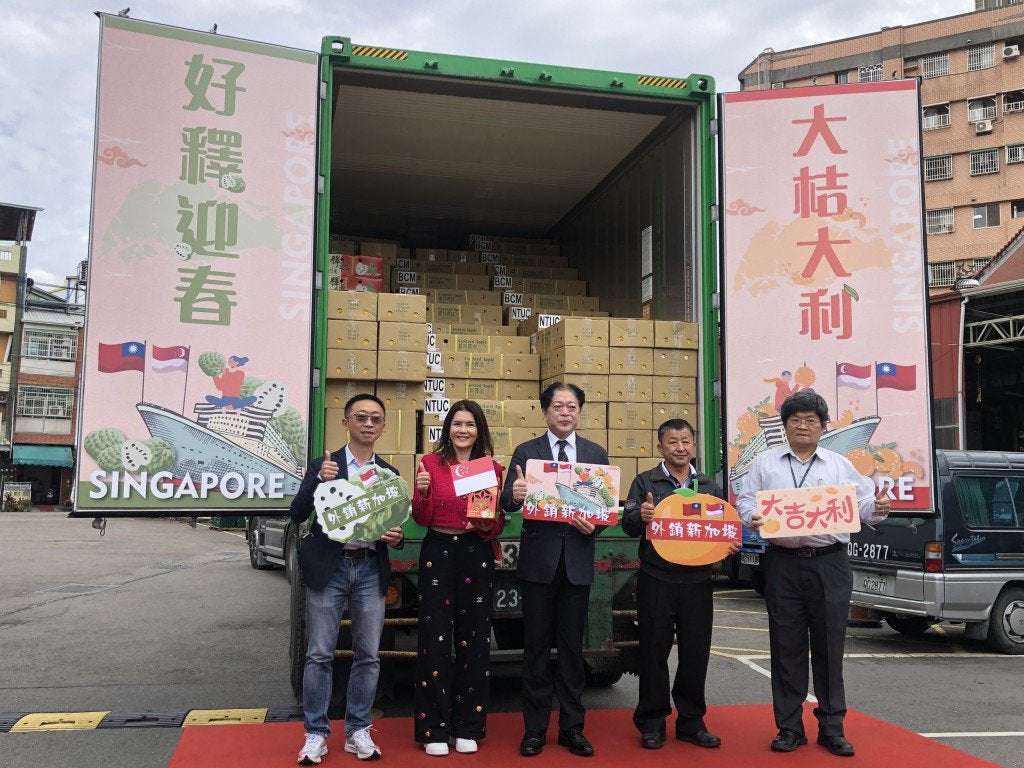 image for Taiwan sends honey oranges, pineapple sugar apples to Singapore for Lunar New Year