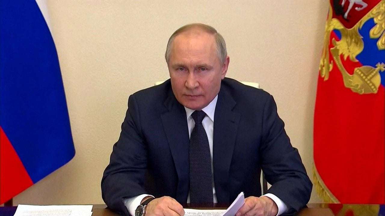 image for Fearing Poisoning, Vladimir Putin Replaces 1,000 of His Personal Staff
