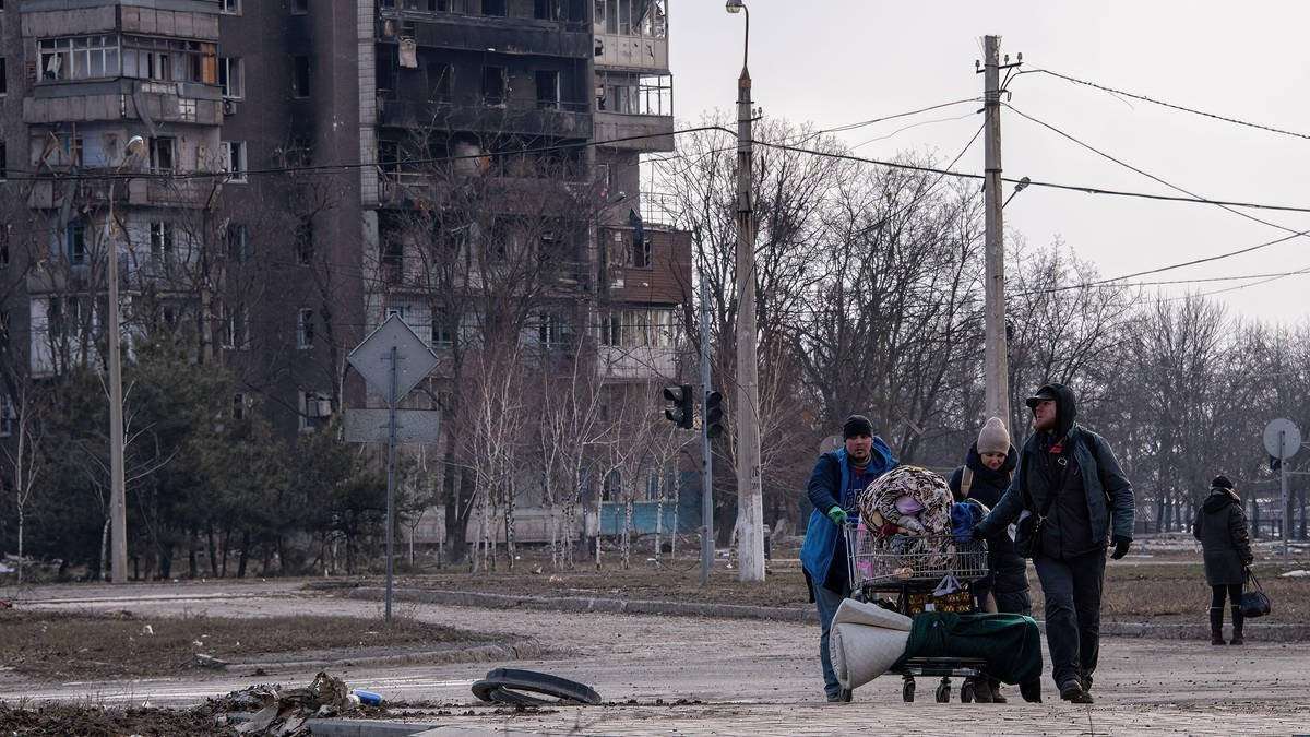 image for Russian forces bomb art school where 400 people were taking shelter in Mariupol