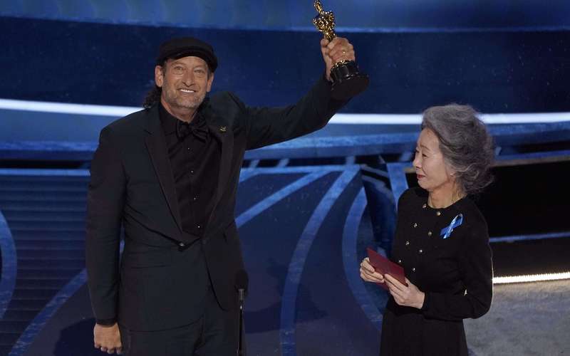 image for At a pugnacious Oscars, Apple’s feel-good ‘CODA’ triumphs