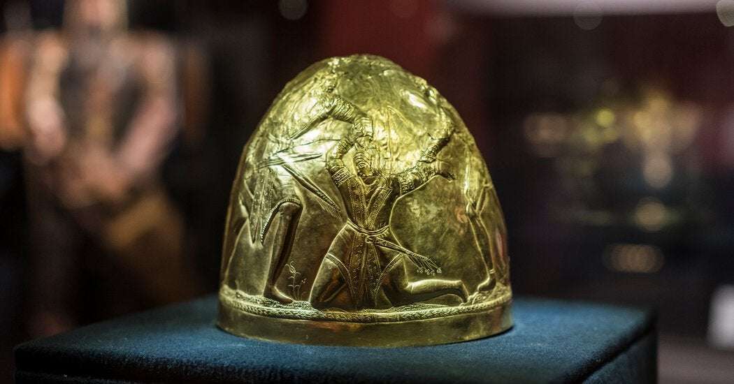 image for Ukraine says Russia looted ancient gold artifacts from a museum.