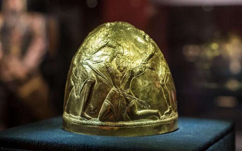 image for Ukraine says Russia looted ancient gold artifacts from a museum.