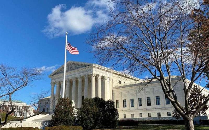 image for U.S. Supreme Court set to overturn Roe v. Wade abortion rights decision, Politico reports