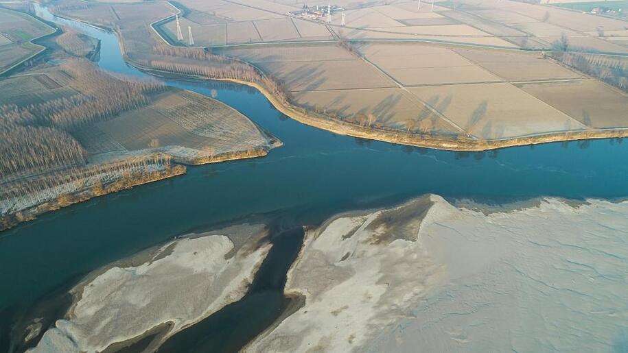 image for Italy's longest river, fed by melt from the Alps, dries up, threatening agricultural collapse