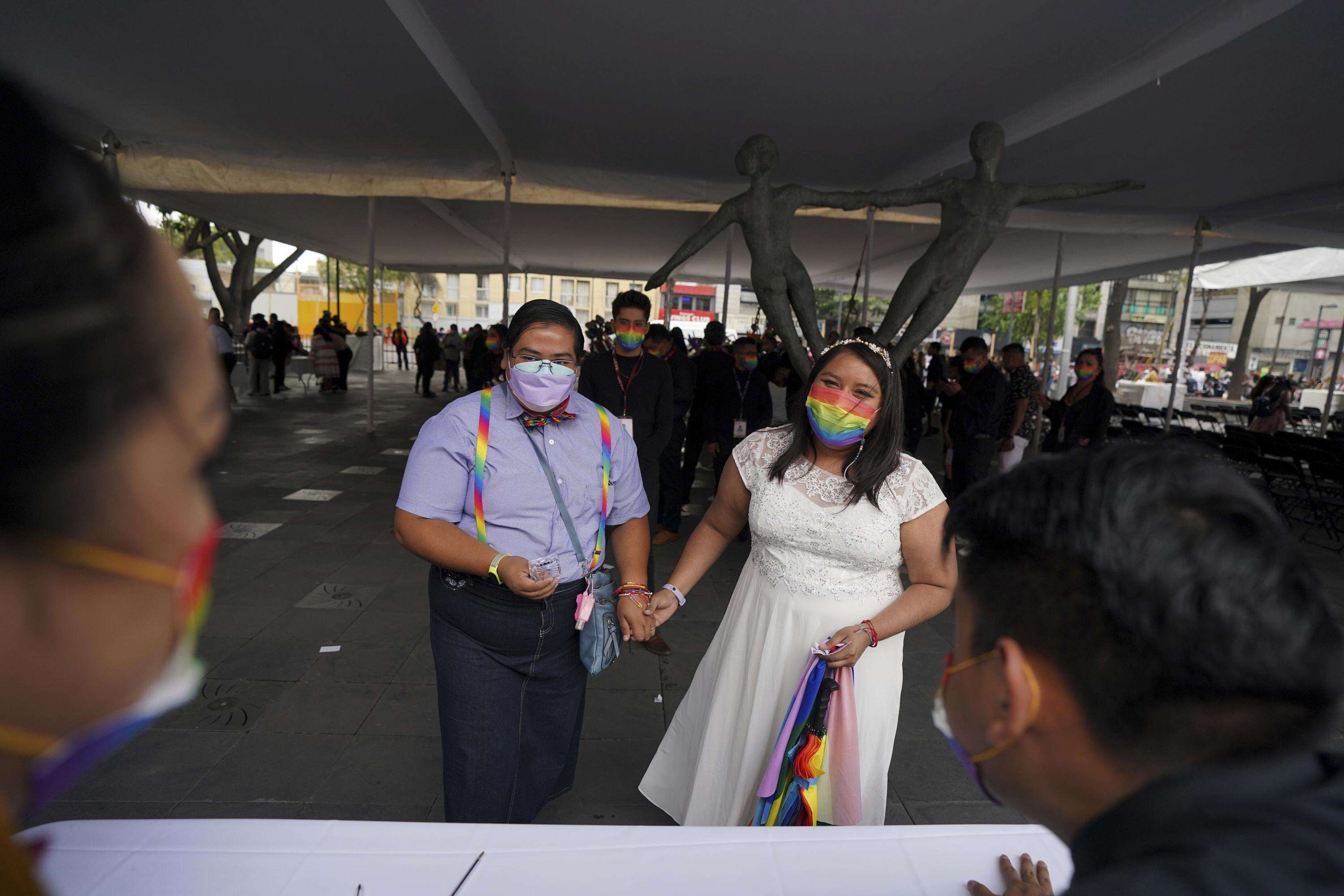 image for Mass same-sex wedding in Mexico challenges discrimination