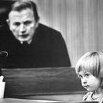 image for 3-year old Amanda Conklin looks at her father when asked who killed her mother (L.A. Times, 1985)