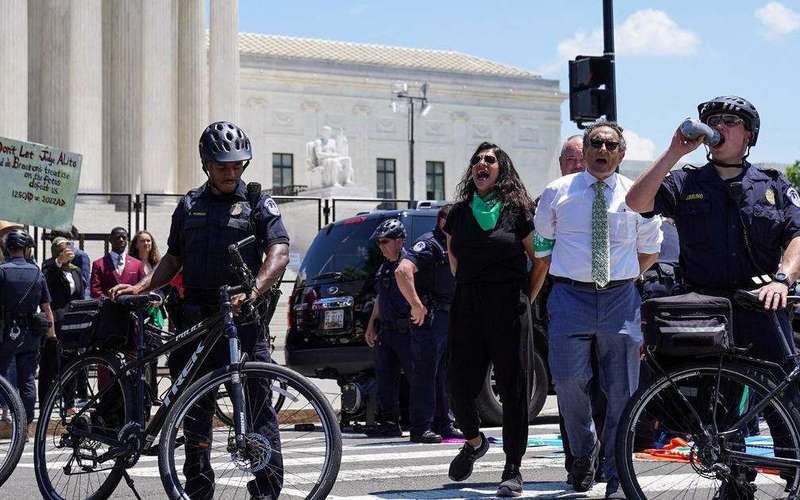 image for 17 members of Congress arrested during Supreme Court protest, Capitol police say
