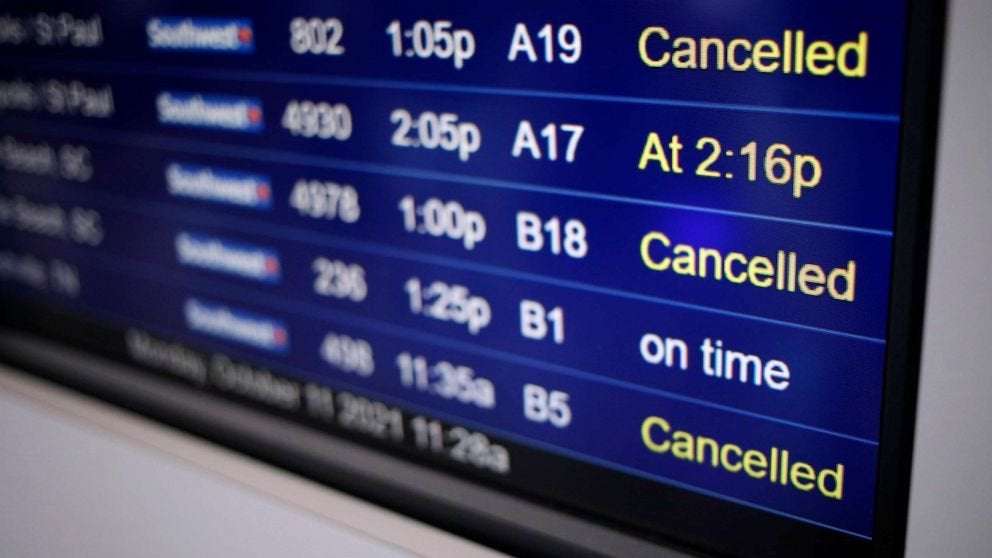 image for DOT rule would require airlines to issue refunds for domestic flights delayed by 3 hours