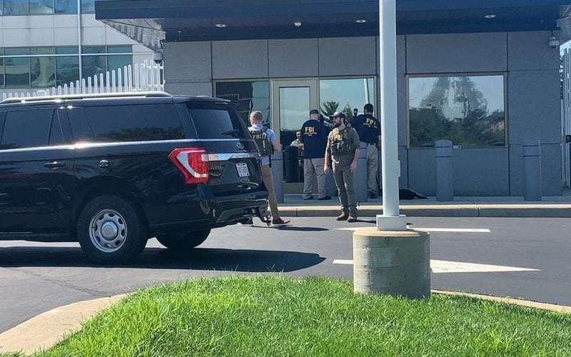 image for Suspect dies during standoff following attempt to break into Cincinnati FBI HQ, police say
