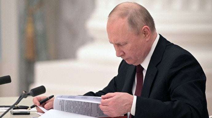 image for Putin signs law stipulating ten years behind bars for desertion and surrender
