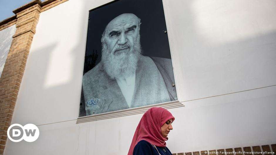 image for Iran protesters set fire to Khomeini's ancestral home – DW – 11