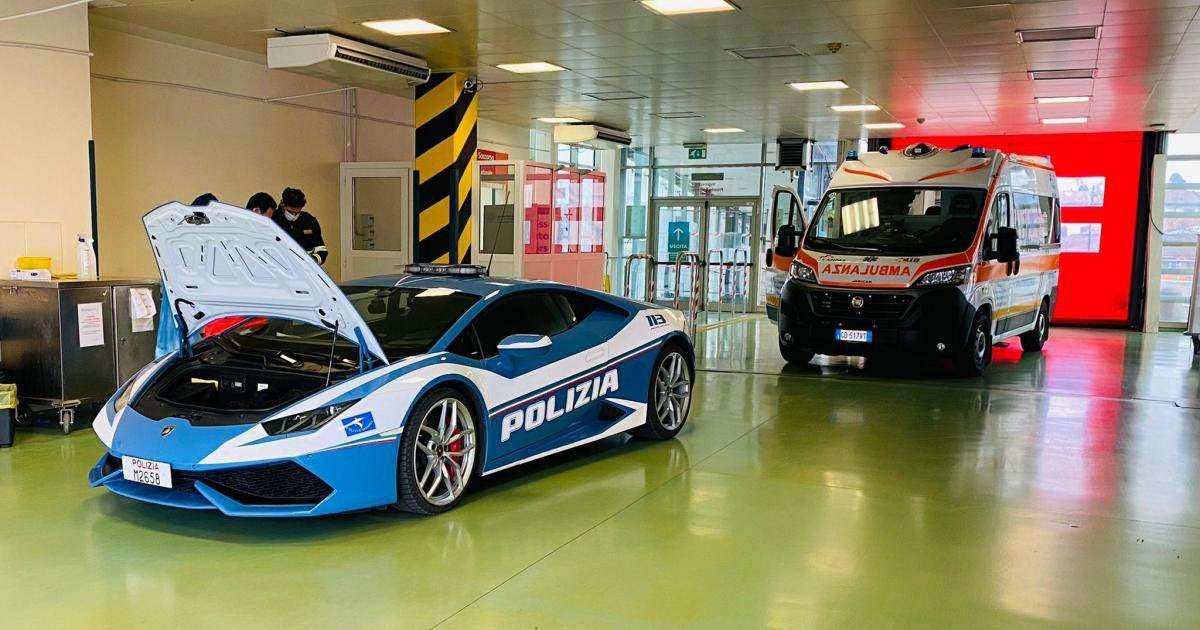 image for Italian police use Lamborghini supercar to deliver kidneys to donor patients hundreds of miles apart