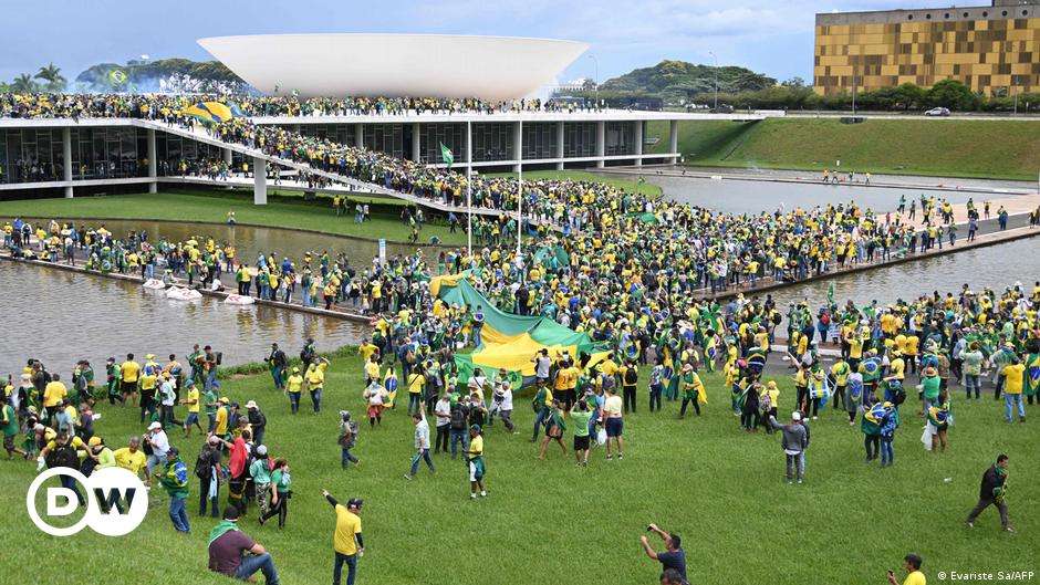 image for Brazil: Bolsonaro supporters storm National Congress – DW – 01