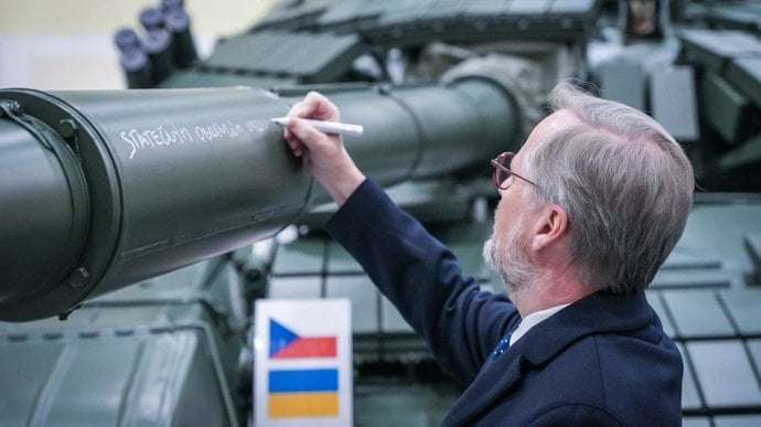 image for Czech Prime Minister personally signs T-72 tank that will be given to Ukraine