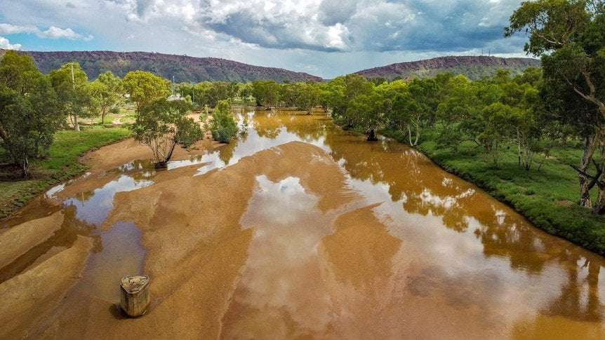 image for Alice Springs' usually dry Todd River flowing strong thanks to rain from ex-Tropical Cyclone Ellie