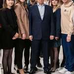 image for Vladimir Putin wearing elevated shoes to make him look taller