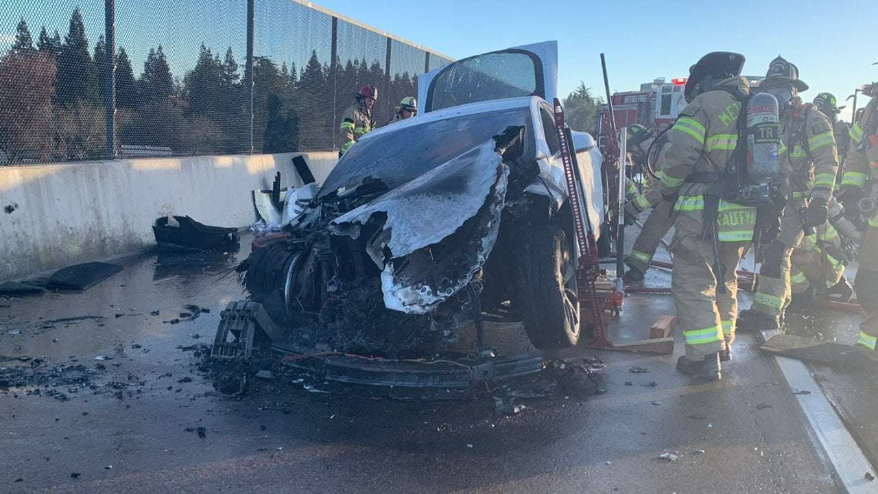 image for Tesla spontaneously combusts on Sacramento freeway