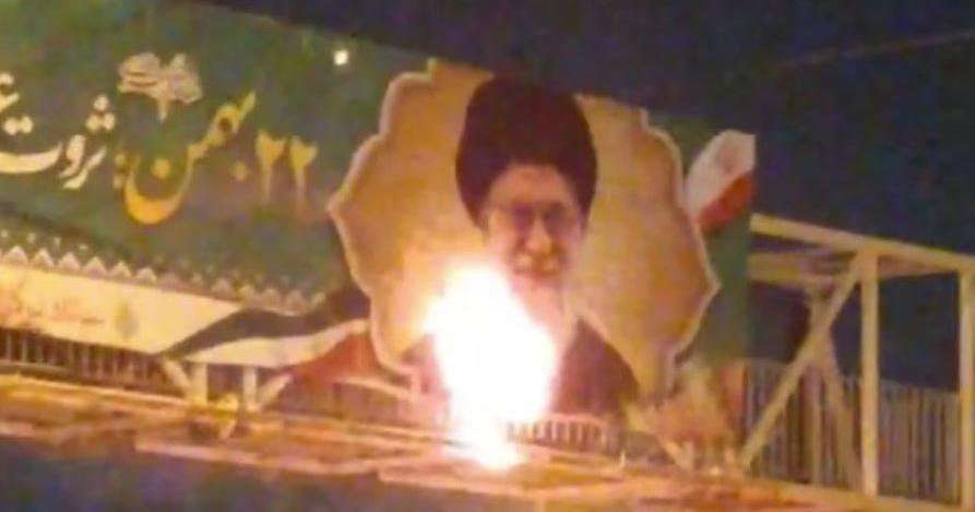 image for Iranian Protesters Burn Islamic Republic Billboards During Overnight Rallies