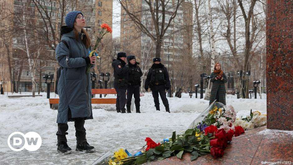 image for Russia arrests protesters on Ukraine war anniversary – DW – 02