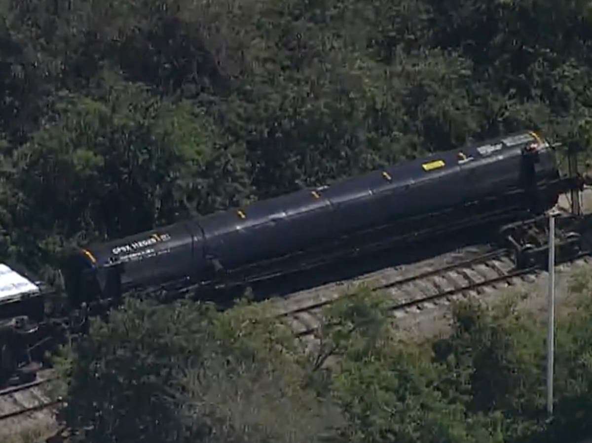 image for Train carrying 30,000 gallons of propane derails in Florida
