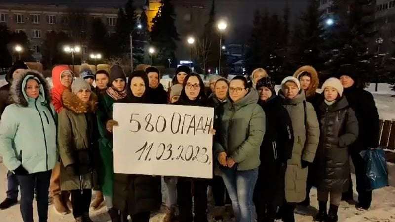 image for Russian wives and mothers call on Putin to stop sending mobilized men ‘to the slaughter’