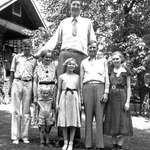 image for Robert Wadlow, the tallest human ever recorded next to is parents and siblings, 1935