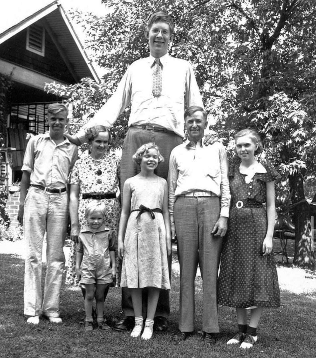 image showing Robert Wadlow, the tallest human ever recorded next to is parents and siblings, 1935