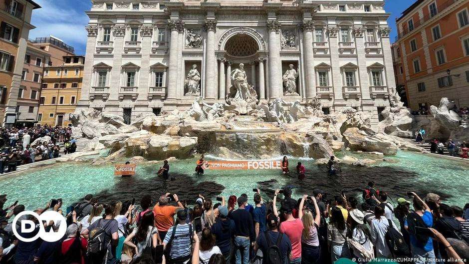 image for Climate activists blacken Trevi Fountain over Italy floods – DW – 05