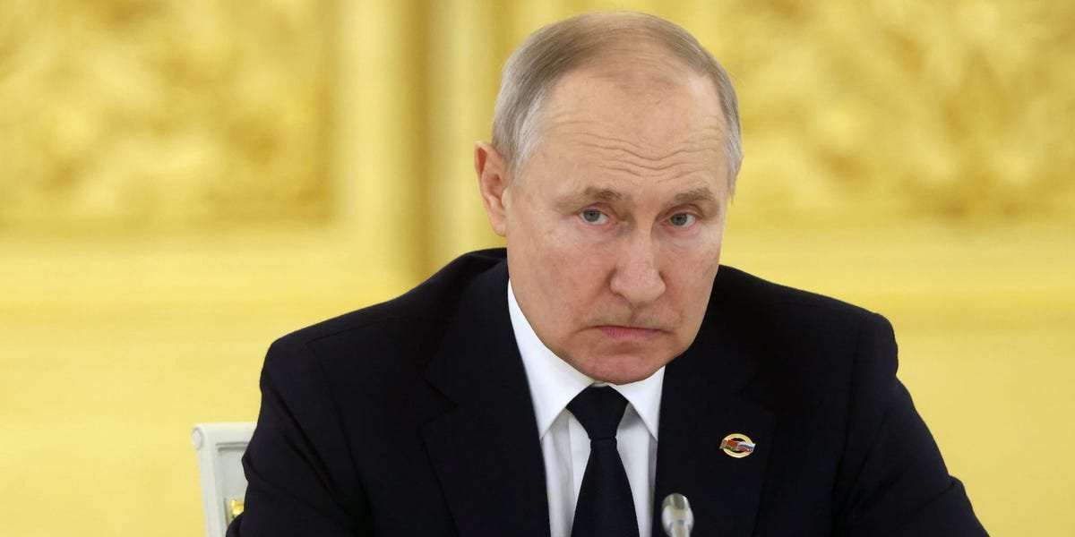image for Russia's own economic figures show a steep drop in industrial output amid a record labor shortage