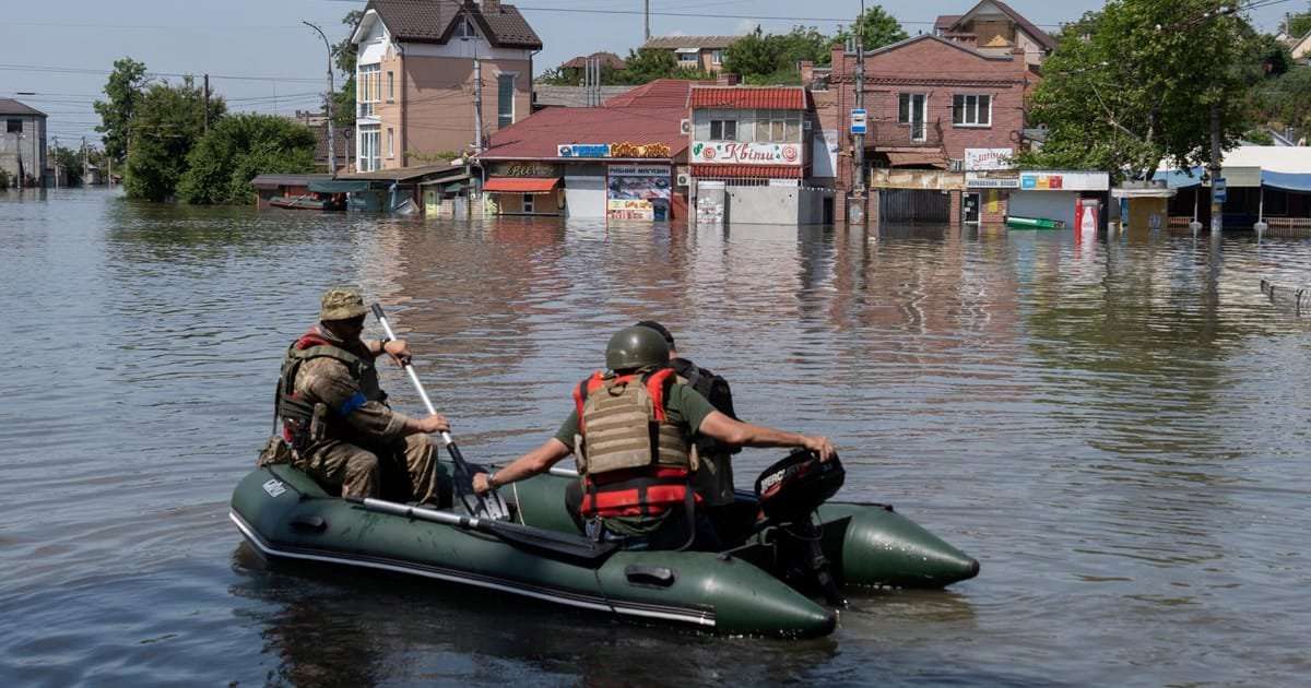image for Russians shooting at rescuers in flooded areas, Zelenskyy says
