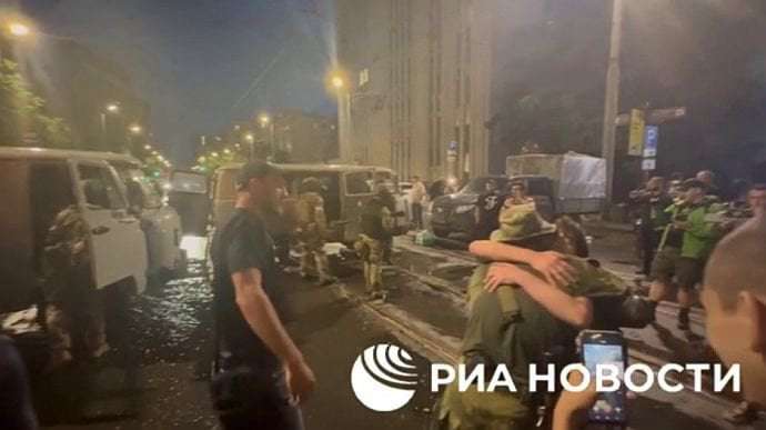 image for Wagner Group fighters prepare to leave the centre of Rostov-on-Don