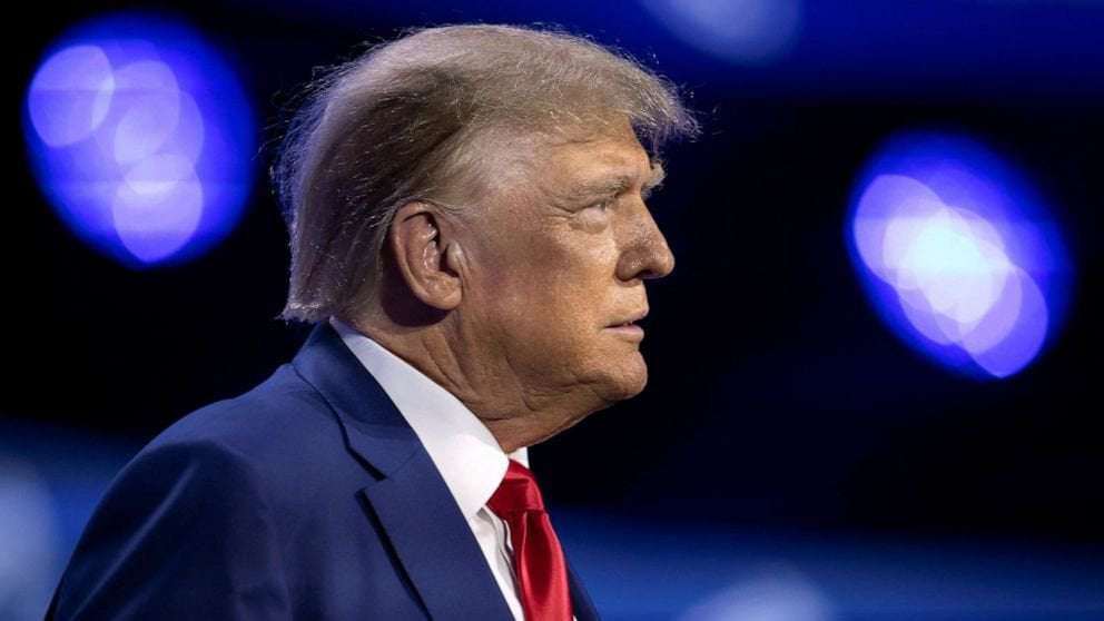 image for Special counsel informs Trump he is target in probe of efforts to overturn 2020 election