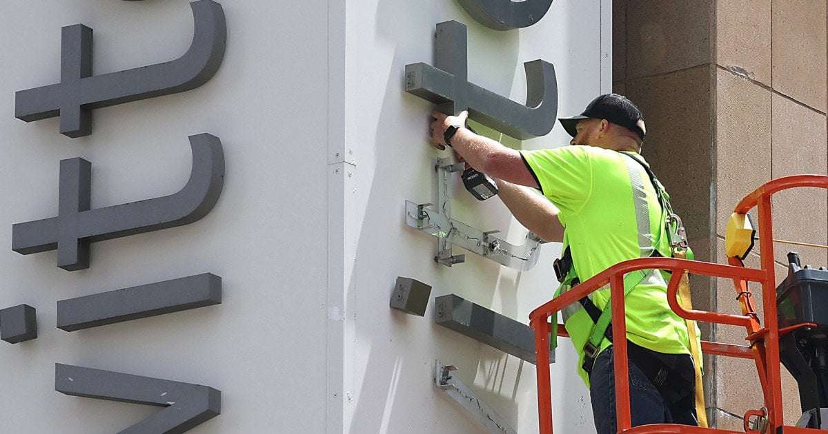 image for Police halt removal of Twitter sign at company HQ as Elon Musk rebrands to 'X'
